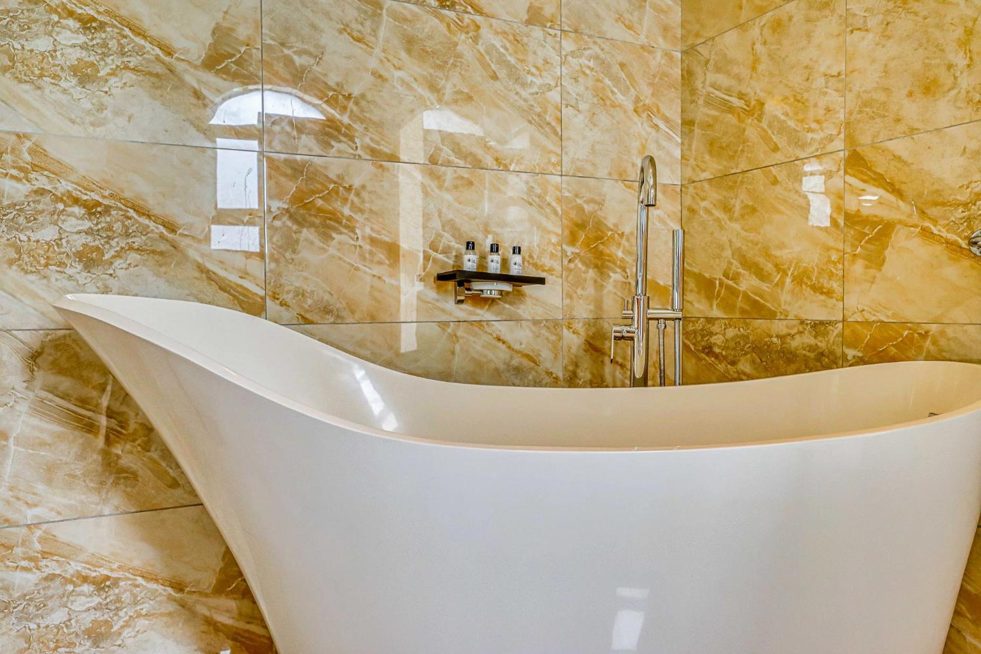 Tasha Luxury Suites, Lanseria Casa de hóspedes *